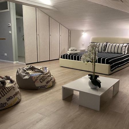 La Mansarda Di Juliette Apartment Desenzano del Garda Ngoại thất bức ảnh