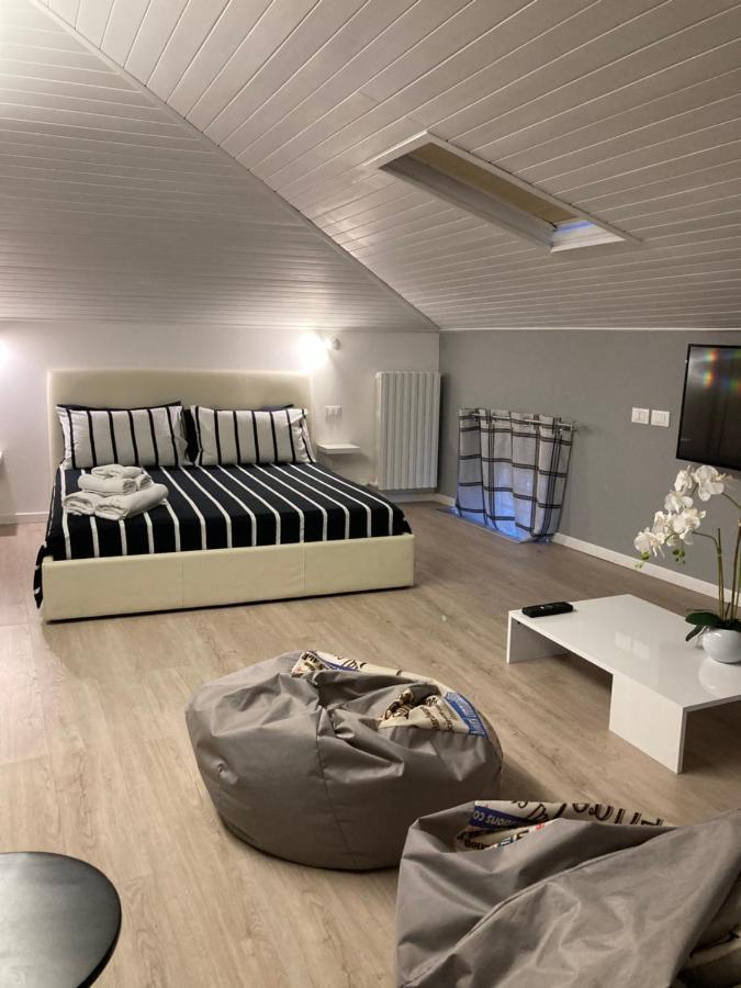 La Mansarda Di Juliette Apartment Desenzano del Garda Ngoại thất bức ảnh
