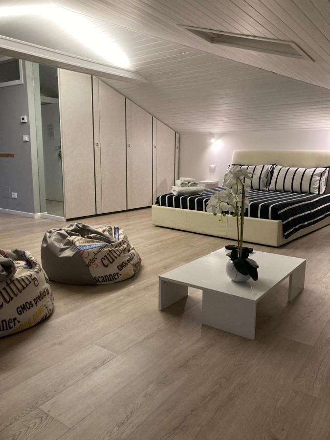 La Mansarda Di Juliette Apartment Desenzano del Garda Ngoại thất bức ảnh