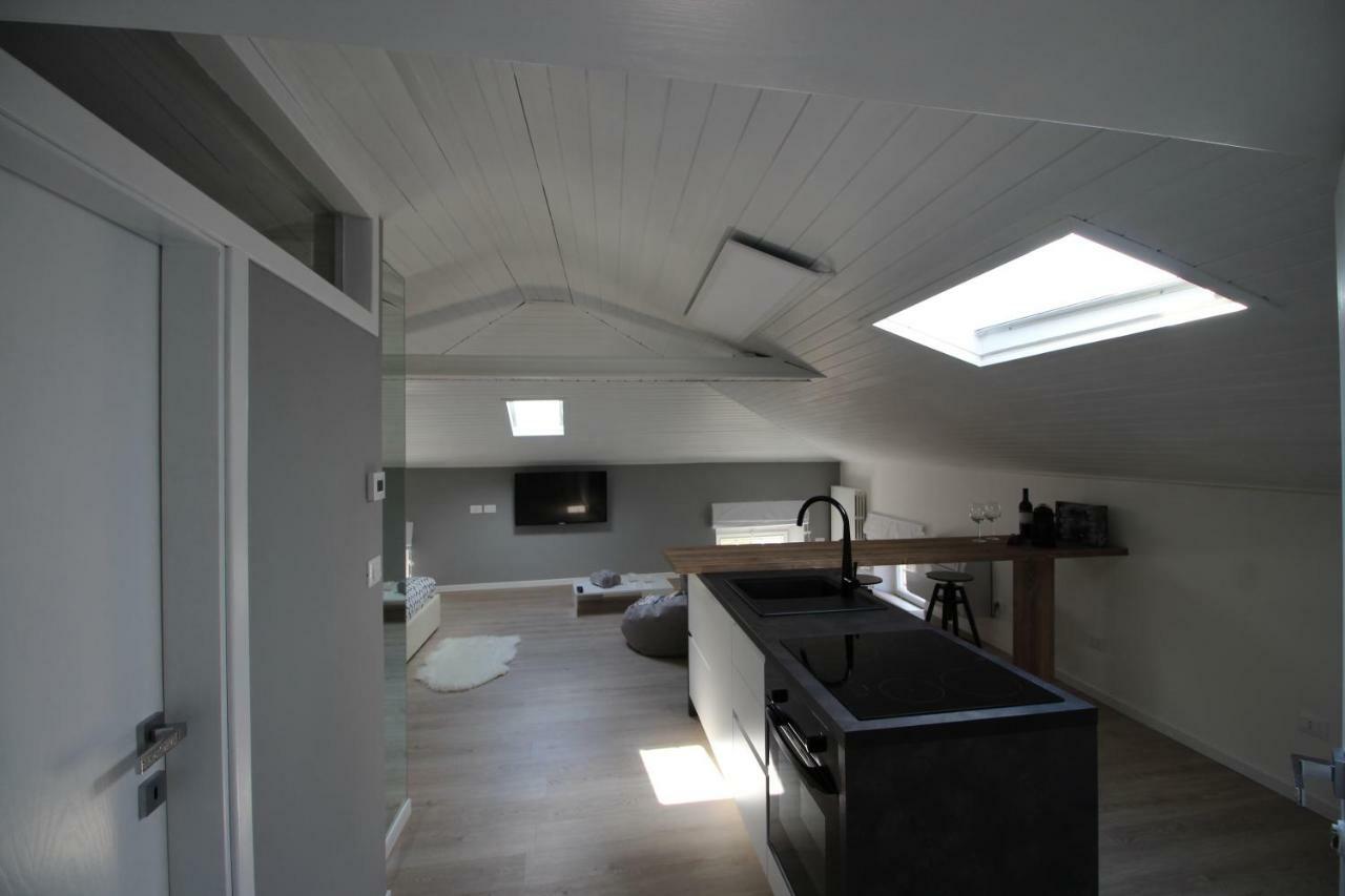 La Mansarda Di Juliette Apartment Desenzano del Garda Ngoại thất bức ảnh