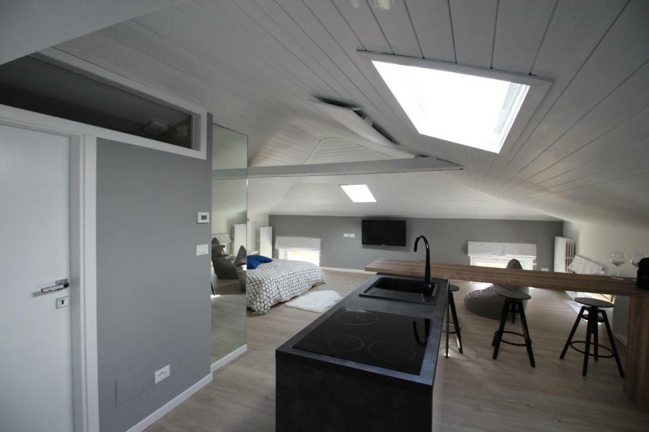 La Mansarda Di Juliette Apartment Desenzano del Garda Ngoại thất bức ảnh