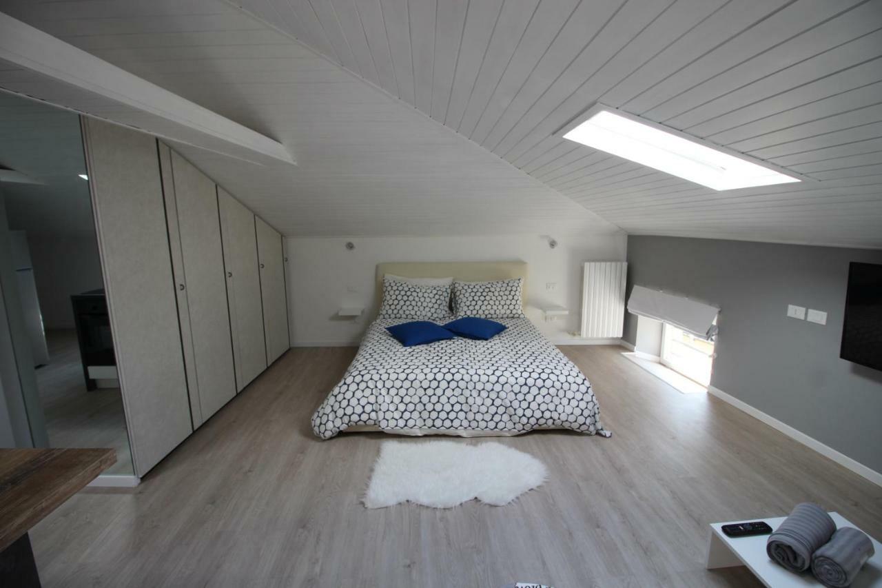 La Mansarda Di Juliette Apartment Desenzano del Garda Ngoại thất bức ảnh