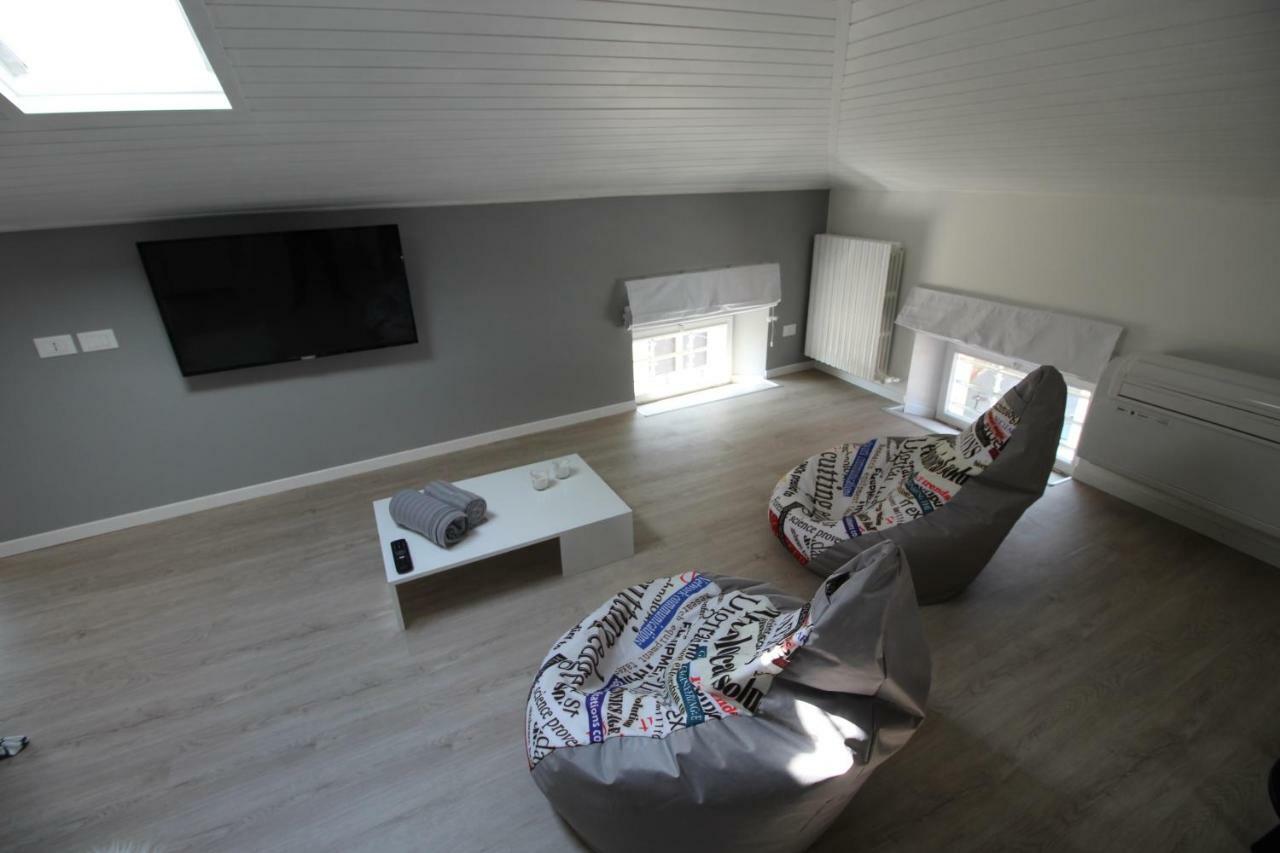 La Mansarda Di Juliette Apartment Desenzano del Garda Ngoại thất bức ảnh