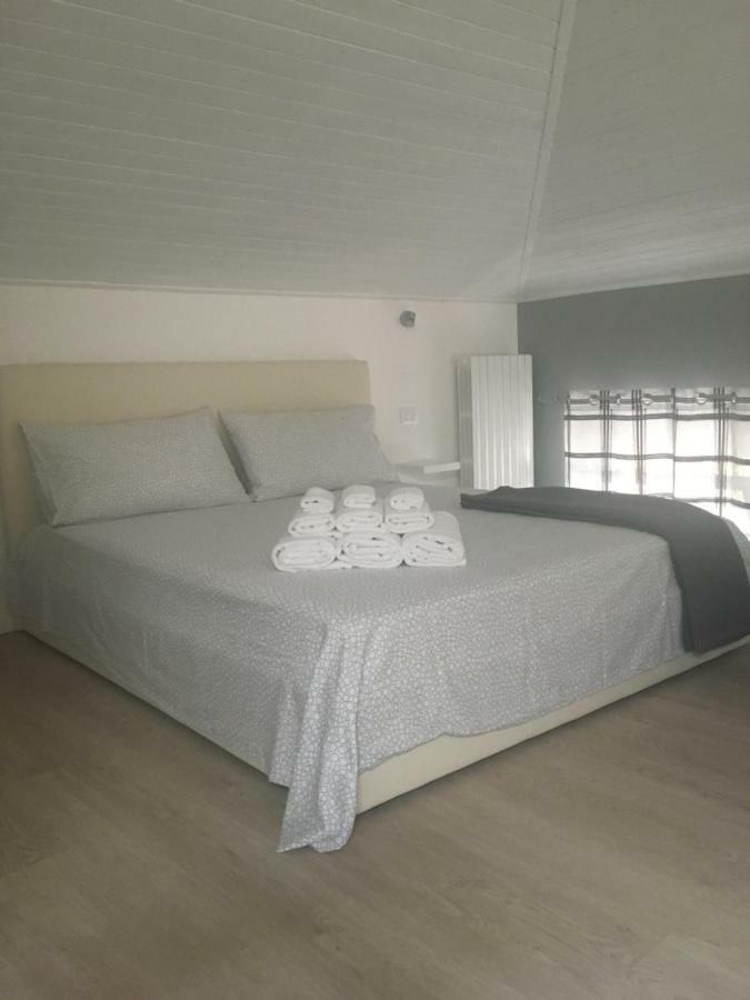 La Mansarda Di Juliette Apartment Desenzano del Garda Ngoại thất bức ảnh